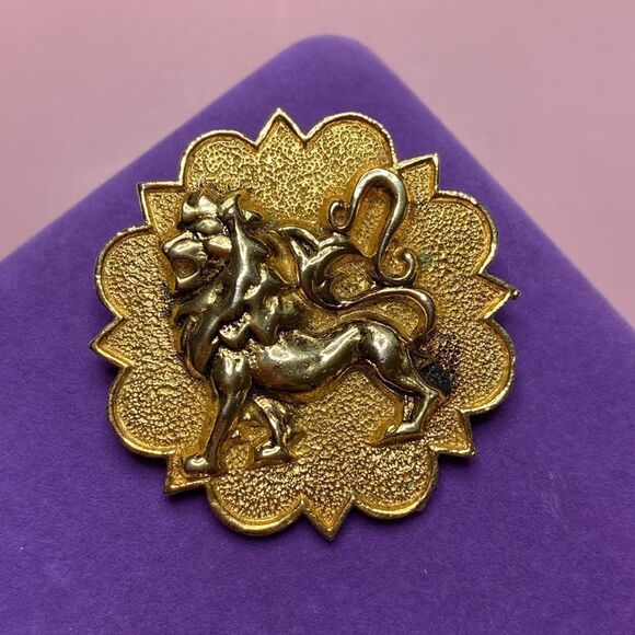 💛 RARE Vintage Gold Plated Hattie Carnegie Round Lion Brooch - Picture 2 of 4